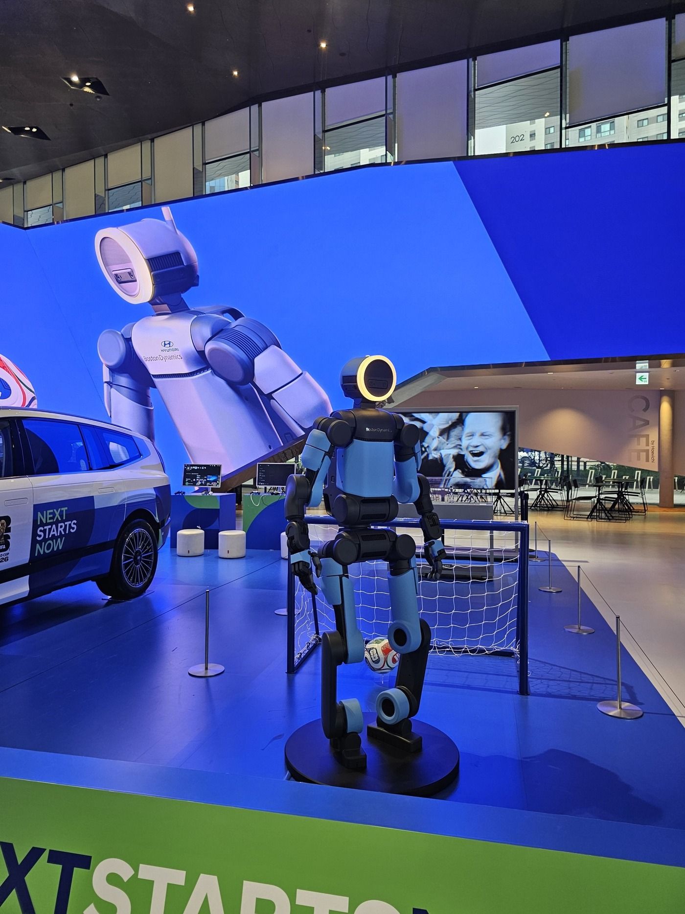 Zdjęcie elektrycznego robota humanoidalnego Atlas firmy Boston Dynamics stojącego na ekspozycji w Hyundai Motorstudio Goyang w lipcu 2026 roku.