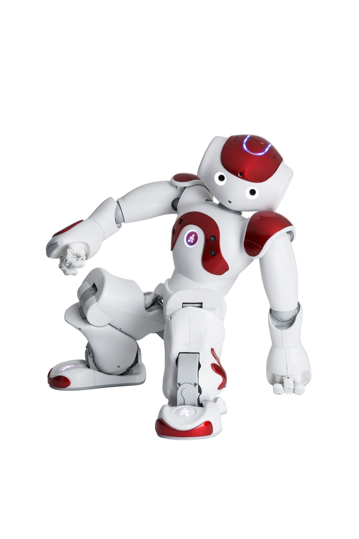 Robot humanoidalny NAO w pozycji klęczącej na białym tle — zdjęcie producenta