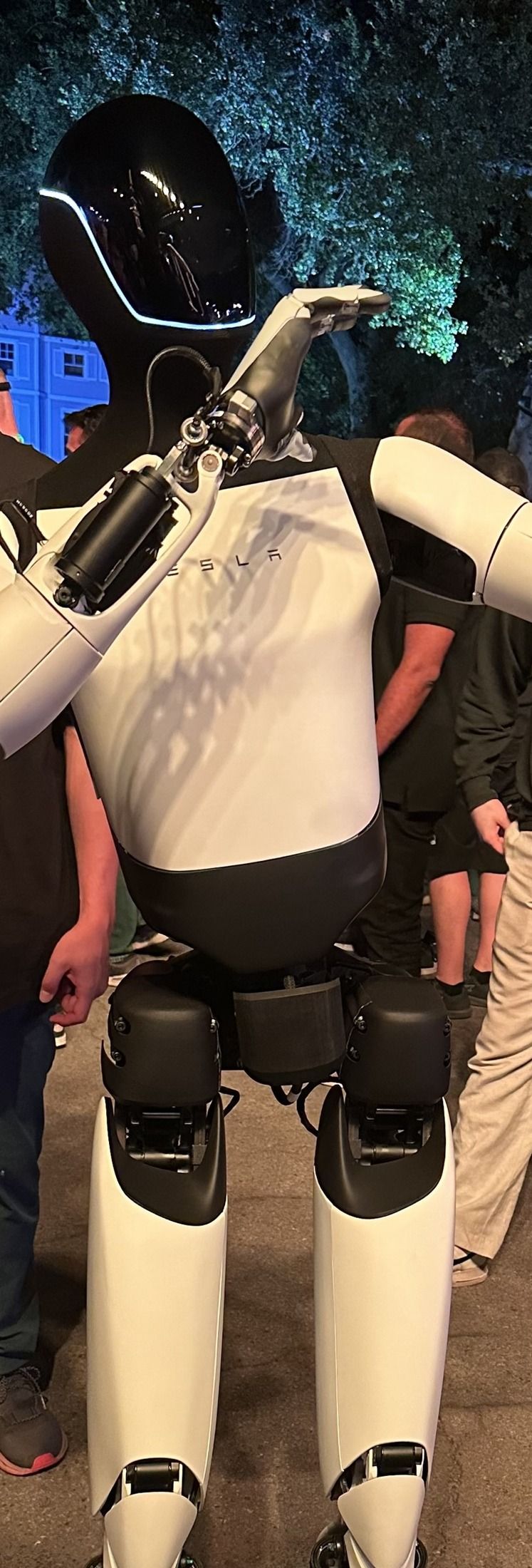 Zdjęcie robota humanoidalnego Tesla Optimus Gen 2 machającego do uczestników wieczornej prezentacji Tesli w studiu Warner Bros. w październiku 2024 roku.