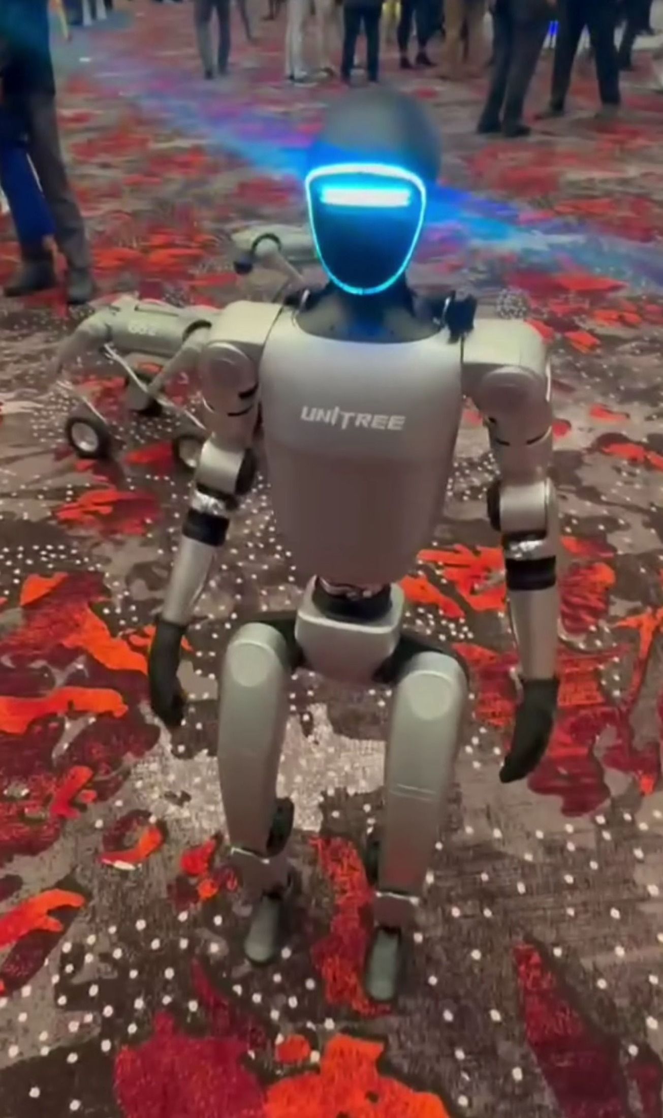 Robot humanoidalny Unitree G1 idący po hali targowej UAV Expo 2024